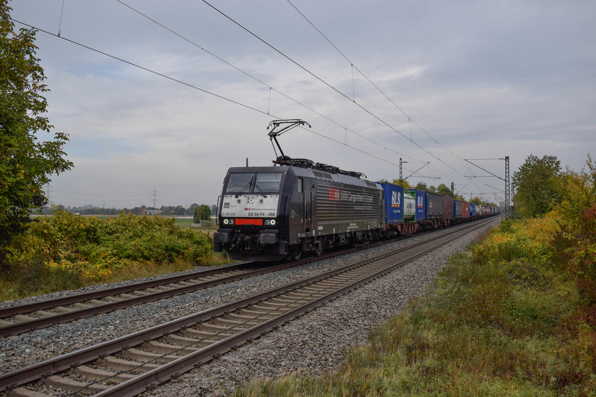 Am 11.10.2018 befördert 189 288 einen KV-Zug von Rotterdam Waalhaven in Richtung Mortara.