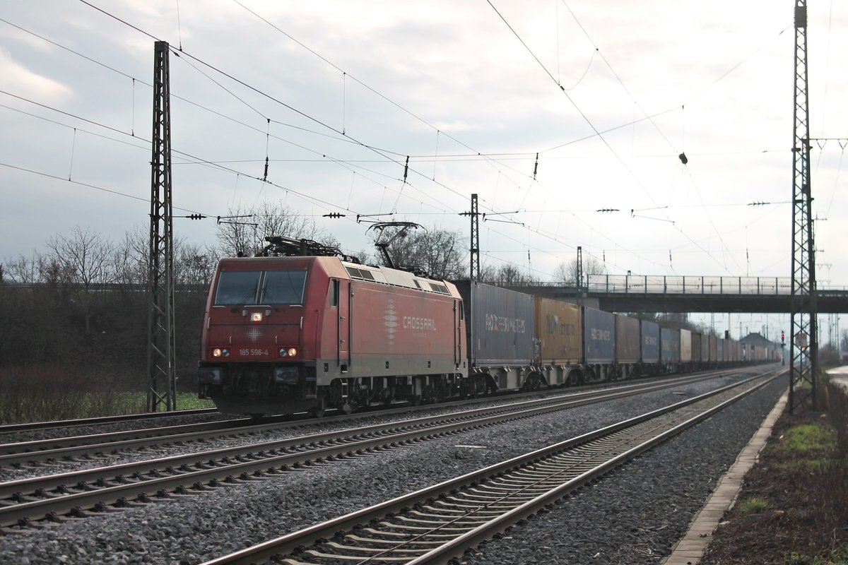 Am 11.12.2016 fuhr Beacon Rail/Crossrail 185 596-4  Suzy  mit einem  P&O -Containerzug durch Müllheim (Baden) im Markgräflerland in Richtung Freiburg (Breisgau).