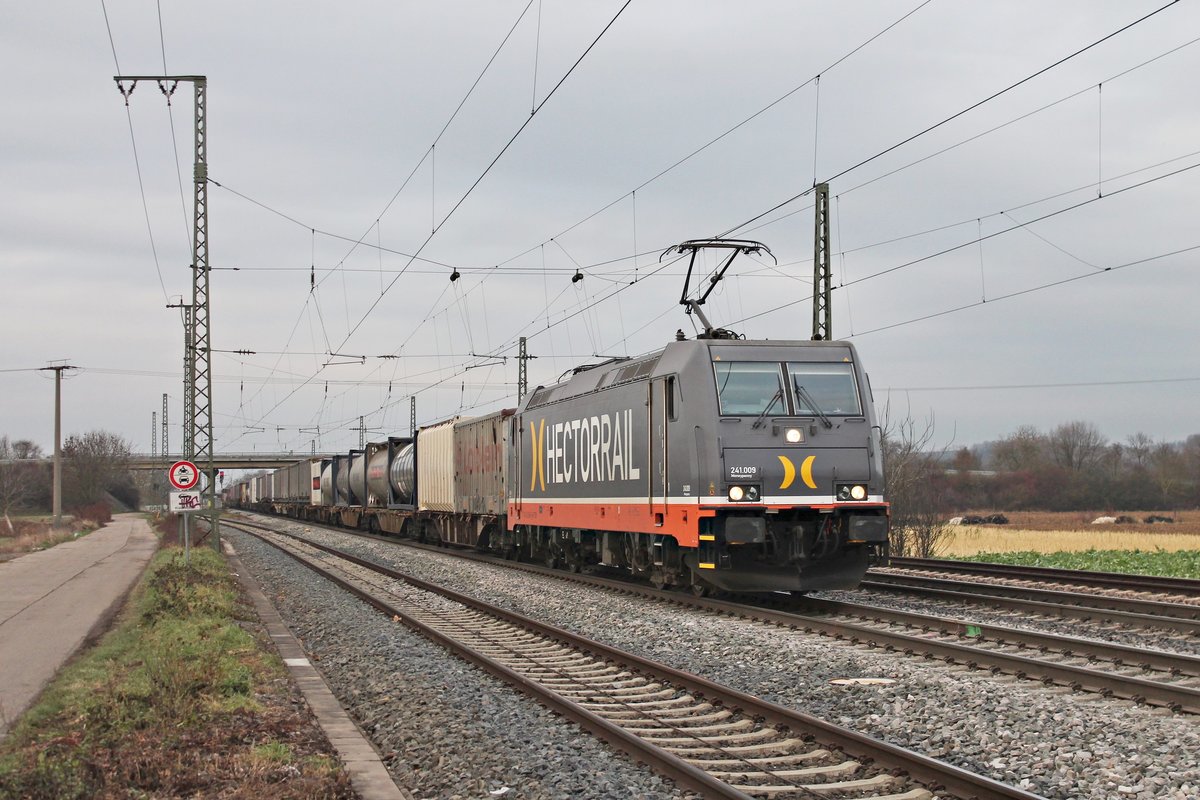 Am 11.12.2016 fuhr Hectorrail 241.009  Moneypenny  mit ihrem Containerzug aus Krefeld Linn durch den Bahnhof von Müllheim (Baden) auf der KBS 703 in Richutng Schweizer Grenze.