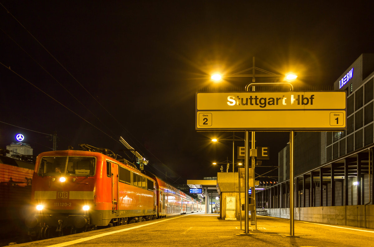 Am 1.1.2018 konnte 111 120 mit ihrem RE22049 nach Tübingen auf Gleis 2 des Stuttgarter Hauptbahnhofs aufgenommen werden.