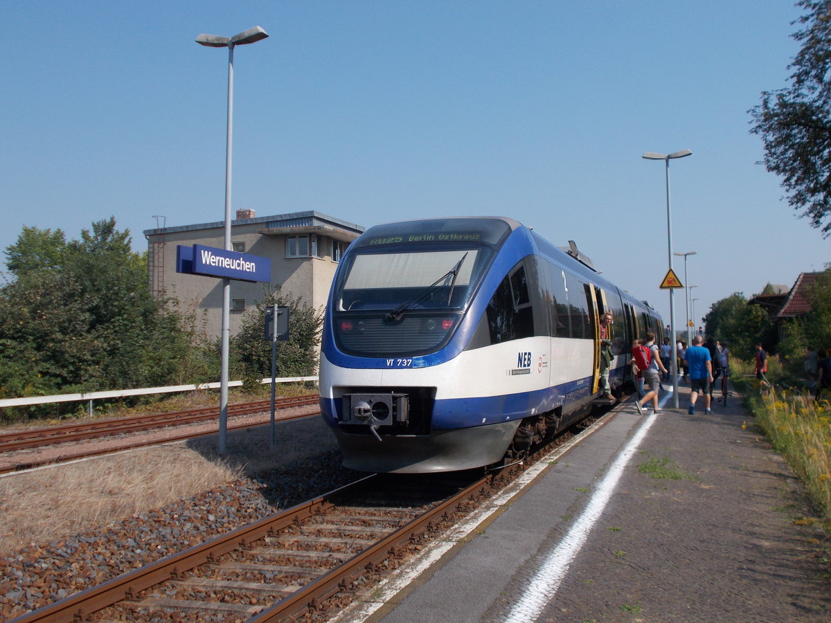 Am 11.September 2016 fotografierte ich den NEB VT 737 kurz nach Ankunft aus Berlin,schon nach wenigen Minuten ging es wieder zurück nach Berlin und dann hieß es wieder eine Stunde sich die Zeit verteiben bis der nächsten Zug kommt.