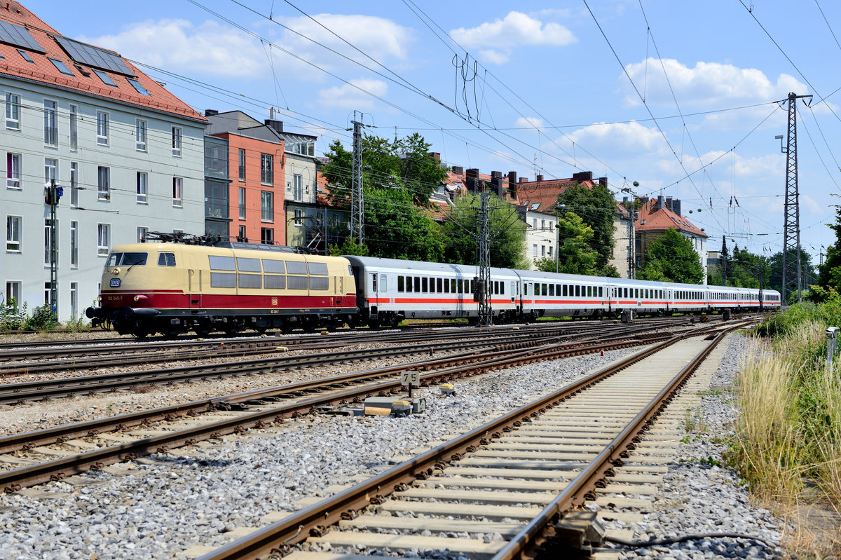 Am 12. Juli 2015 war die 103 245 erneut vor dem IC 1284 zwischen Wörgl und München HBF im Einsatz. Bei der Durchfahrt in München Süd entstand dieses Photo.