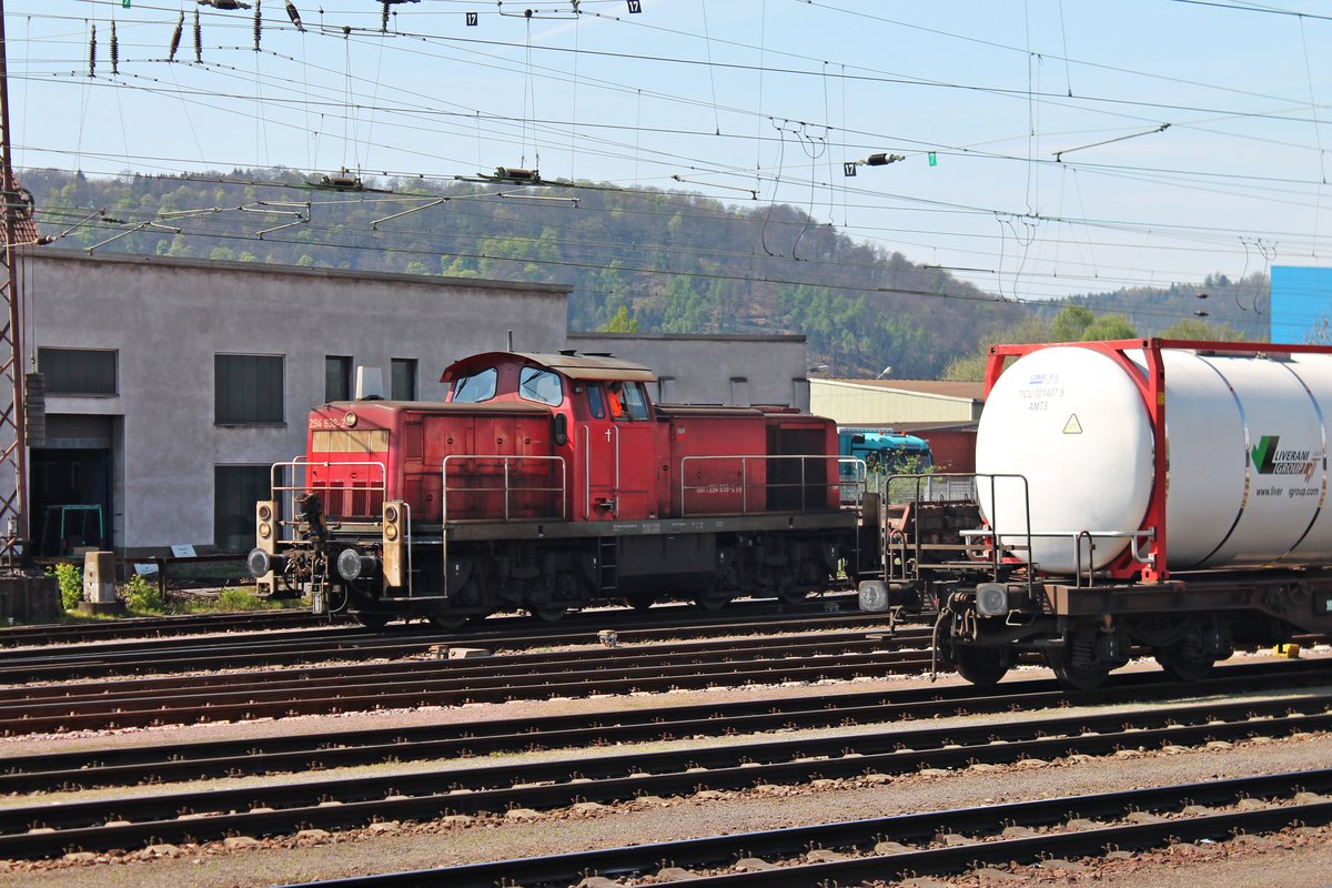 Am 12.04.2017 rangierte die 294 638-2 mehrere leere Erzwagen durch den Bahnhof von Dillingen (Saar) und verschwand gleich hinter einem Containerwagen.