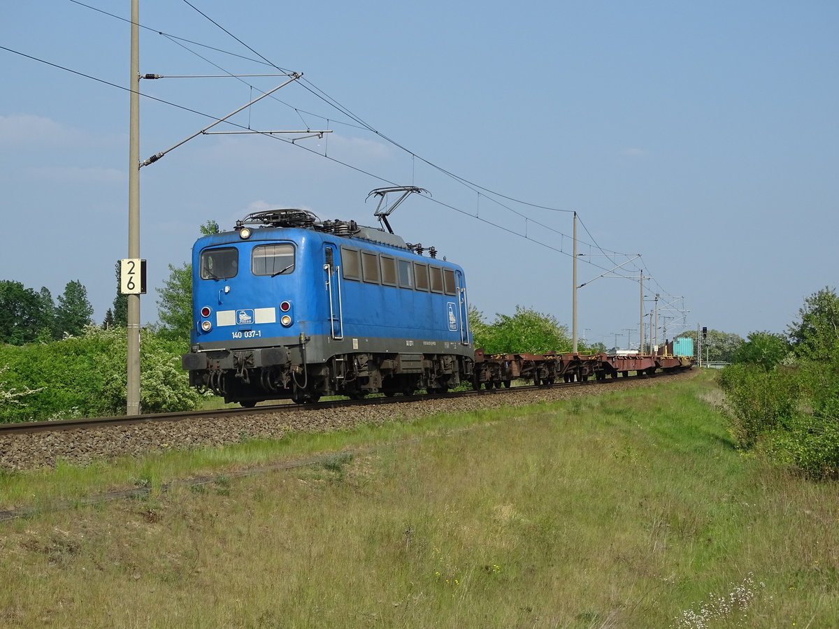 Am 12.05.2018 kam die 140 037(140 831) mit einem Containerzug aus Richtung Magdeburg nach Stendal und fuhr weiter in Richtung Uelzen.
