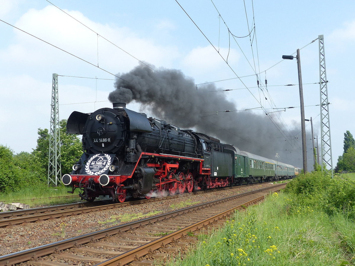 Am 12.05.2018 war die 44 1486-8 auf Jubiläumssonderfahrt. Zu ihrem 75. Geburtstag fuhr sie den DPE 24176 von Magdeburg Hbf nach Meiningen und ist hier in Erfurt Ost zu sehen.