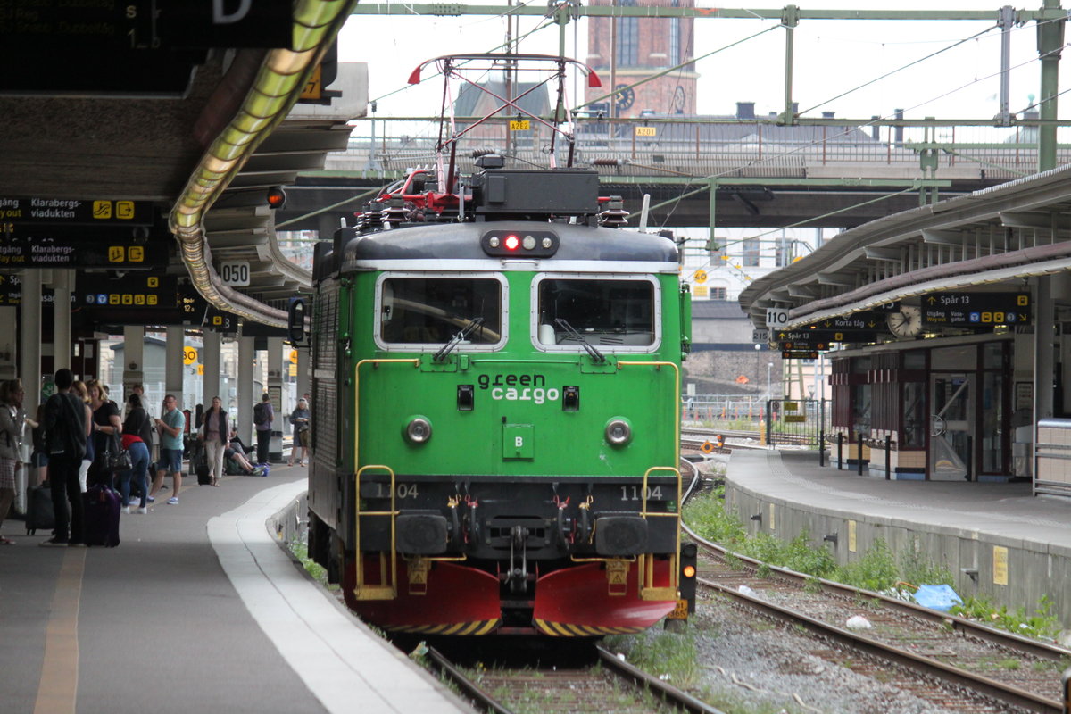 Am 12.07.2017 durchfährt eine Rc2 von green cargo den Bahnhof Stockholm C in Richtung Süden.
