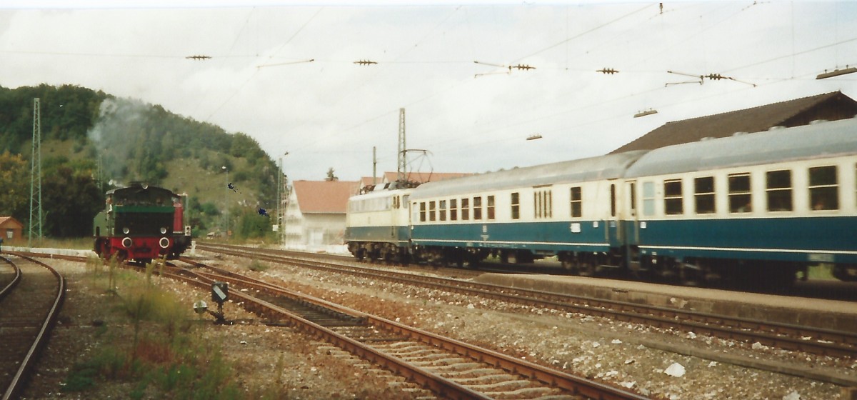Am 12.09.1993 rangiert die Lok EMMA des Vereins zur Erhaltung historischer Schienenfahrzeuge VEHE im Bahnhof Dollnstein. Anschließend ging es wieder ins Wellheimer Trockental. Das Foto stammt von meinem Vater Franz Bauch.