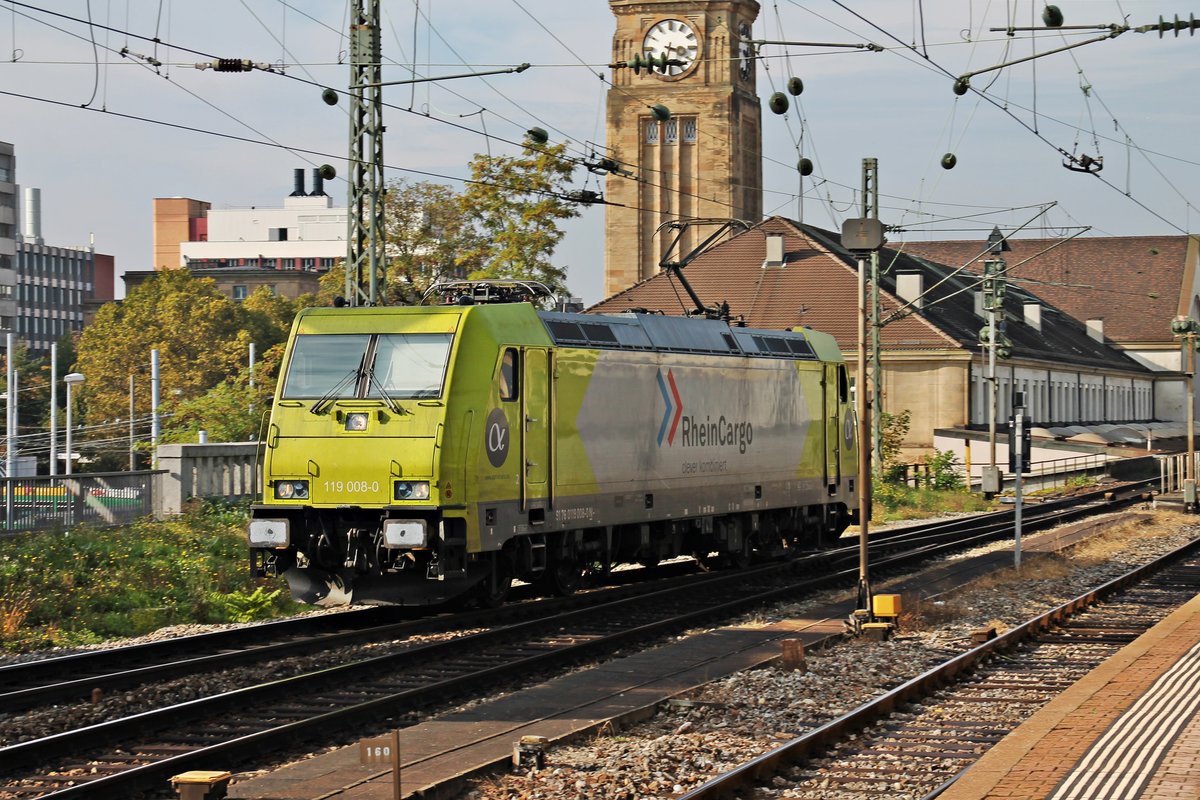 Am 12.10.2015 fuhr Alpha Trains/RheinCargo 119 008-0 als Lokzug (Basel Bad Bf - Muttenz) durch den Badischen Bahnhos von Basel in Richtung Rheinbrücke/Schweiz, um einem Kesselzug in RIchtung Norden zu bespannen.