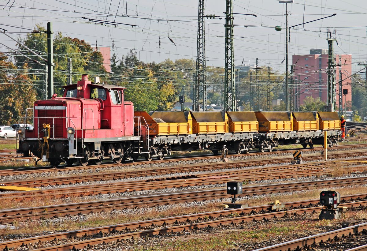 Am 12.10.2015 rangierte Bahndienste GmbH 363 196-7 mit einem einem Bauzug im südlichen Vorfeld von Basel Bad Bf in Richtung Baustelle auf der Rheinbrücke gen Basel SBB.