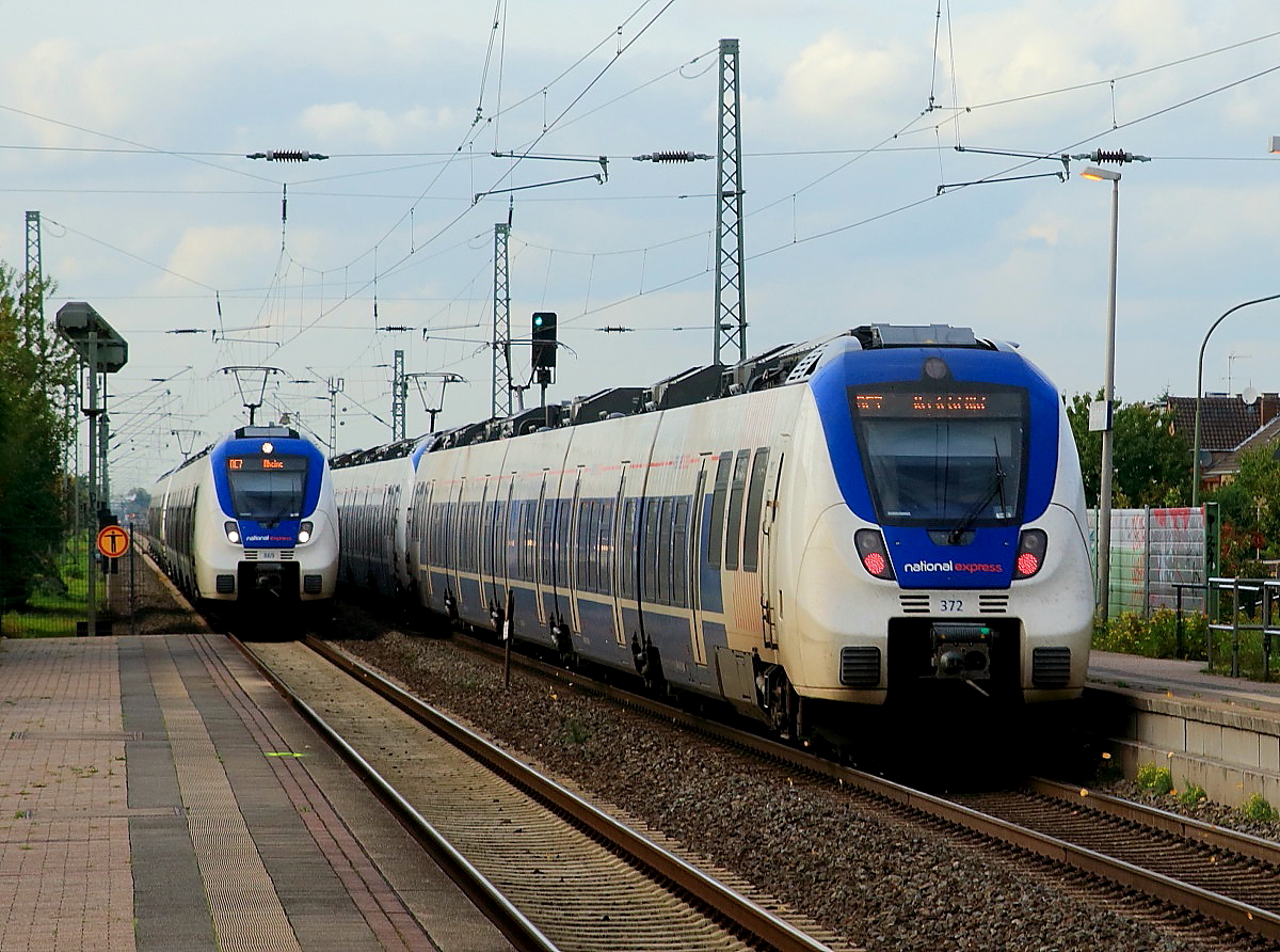 Am 12.10.2017 kreuzen sich die RE 7-Züge von National Express im Bahnhof Nievenheim