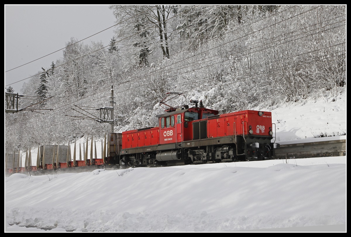 Am 12.12.2018 fährt die 1063.040 mit einen Güterzug bei Hönigsberg Richtung Norden.