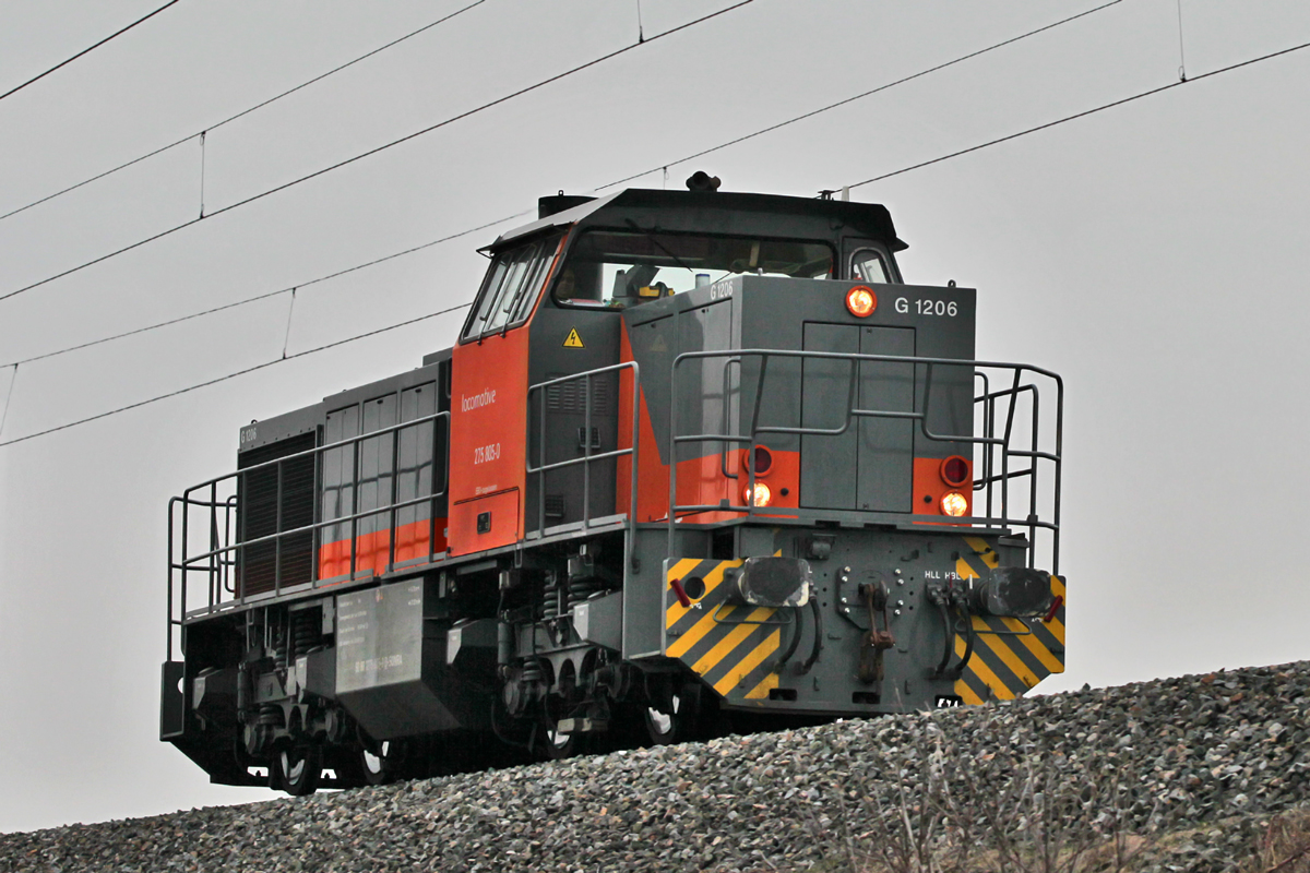 am 12.3 2016 fährt die Diesellokmotive G 1206 275 805-0 in Zumhaus vorüber.Bild vom 12.3.2016