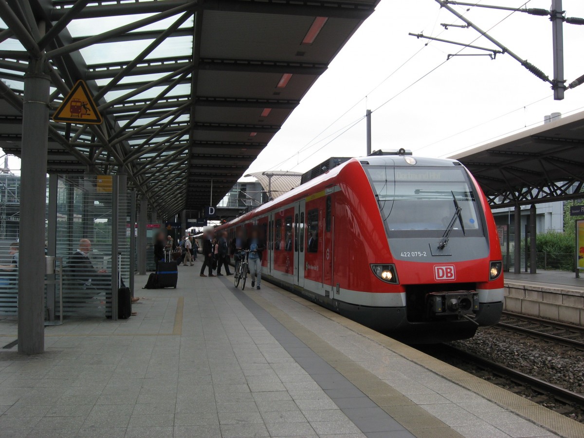 Am 12.7.13 erreicht 422 075-2 als S1 Richtung Dortmund Hbf den Bahnhof  Dsseldorf-Flughafen.