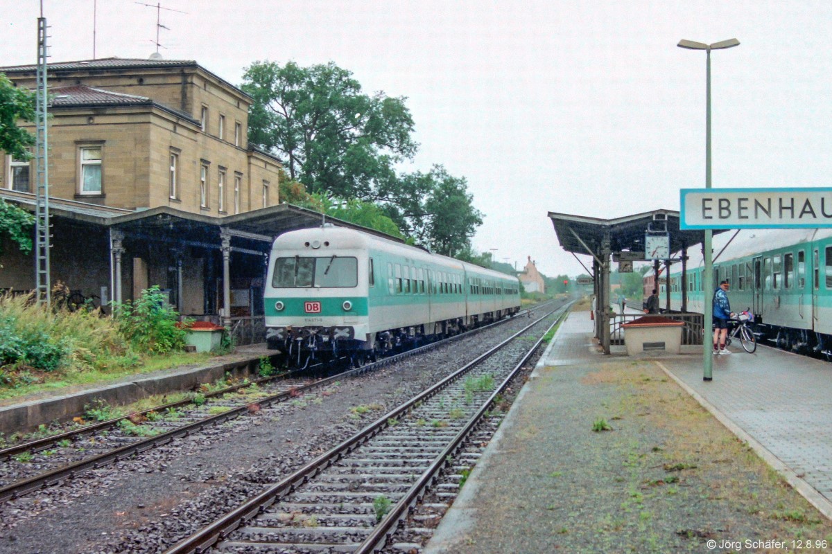Am 12.8.96 kreuzte 614 072 in Ebenhausen auf Gleis 1 mit einem lokbespannten Zug auf Gleis 3. 