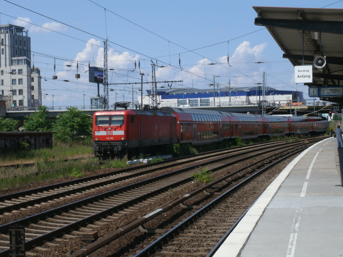 Am 12.Juni 2011 kam die 112 188,mit einem RE,am Bahnhof Berlin Warschauer Straße vorbei.