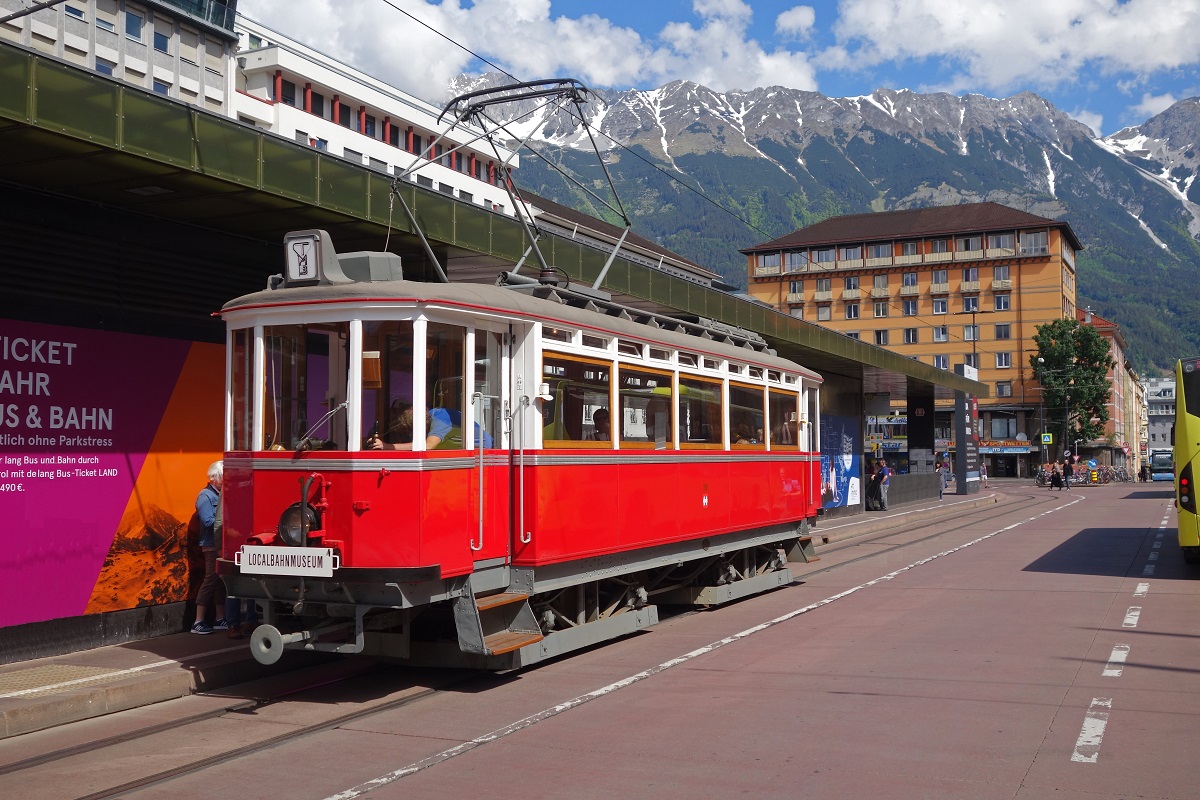 Am 12.Mai.2018 fuhr der Triebwagen Nummer 1 des Localbahnmuseums Innsbruck einige Runden durch die Innsbrucker Innenstadt. Hier zu sehen am Hauptbahnhof.