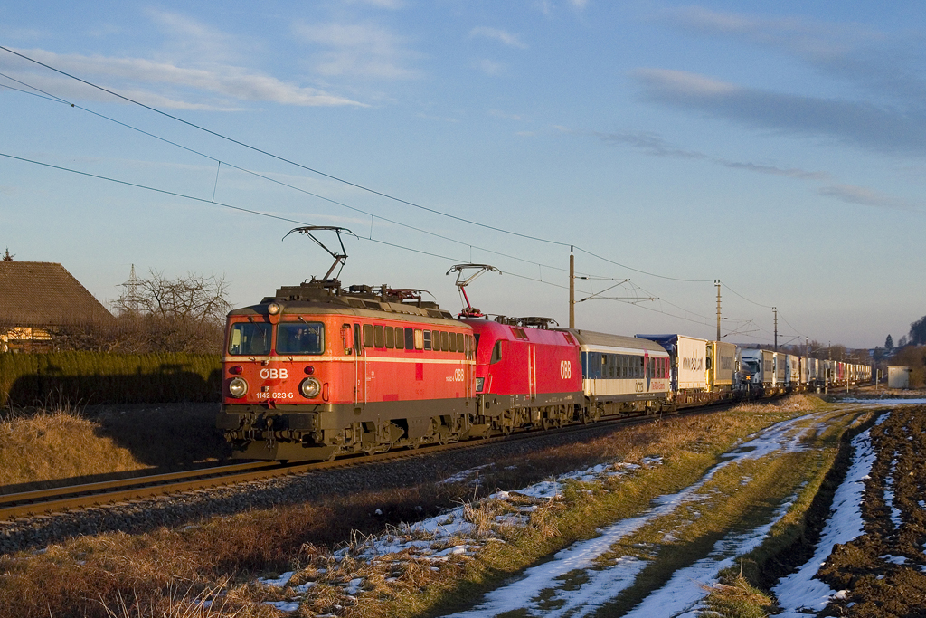 Am 13. Februar 2016 sind 1142 623 sowie 1016 005 mit Rola 41406 unterwegs, hier in Neudorf ob Wildon.