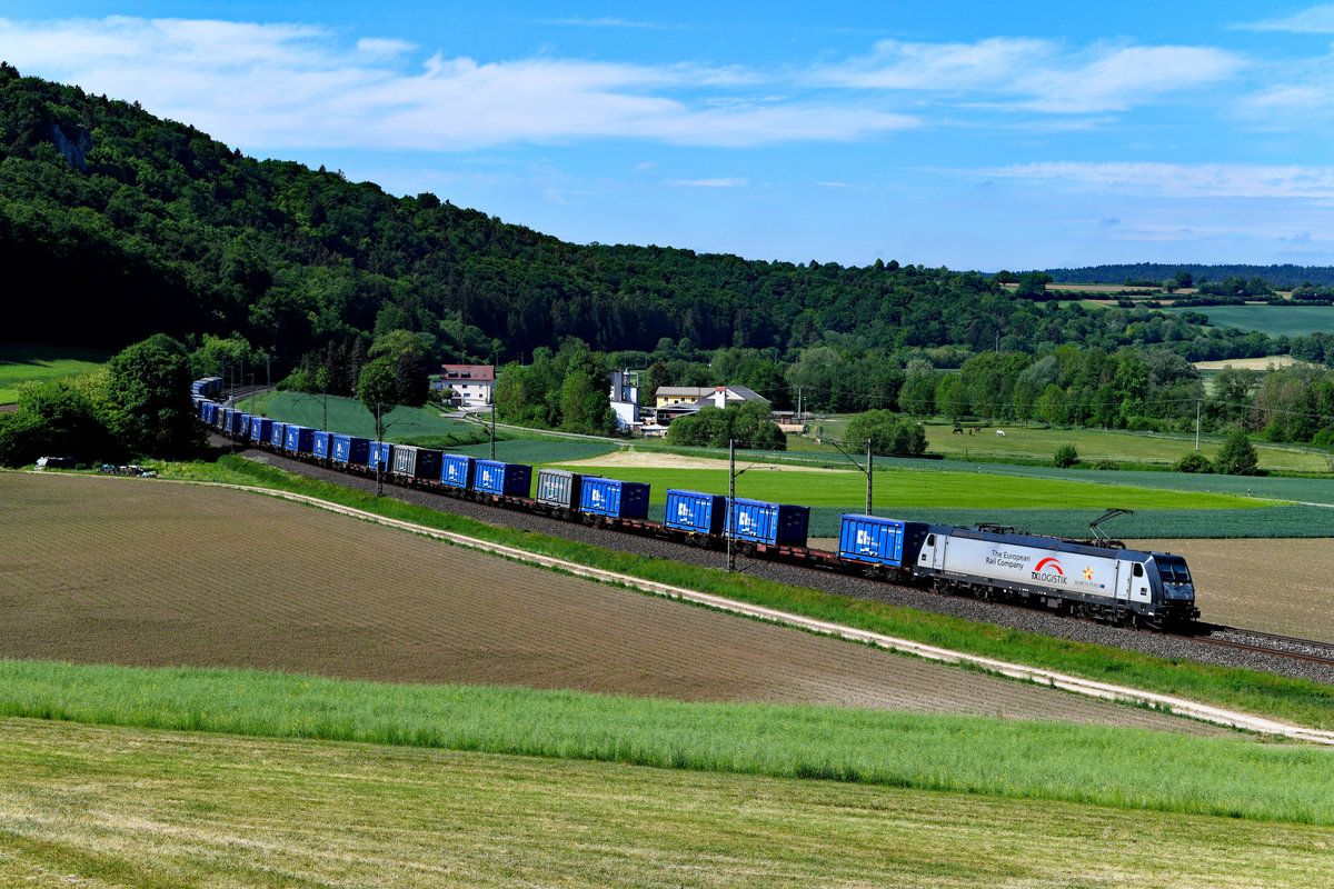 Am 13. Mai 2018 konnte ich bei Breitenfurt im Altmühltal die für TXL fahrende 185 408 mit dem DGS 43851 von den Buna Werken nach Lugo fotografieren. Mit diesem Zug wird kontaminierte Erde zur fachgerechten Entsorgung von Italien nach Deutschland gebracht. 