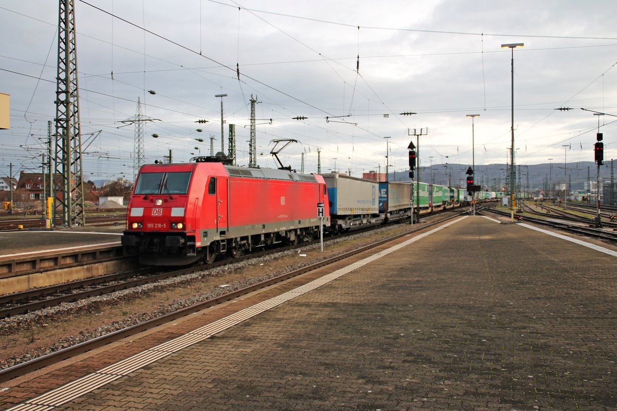 Am 13.01.2016 bespannte 185 218-5 dem  Lanutti -KLV, als sie durch den Badischen Bahnhof von Basel über Gleis 4 fuhr in Richtung Weil am Rhein.