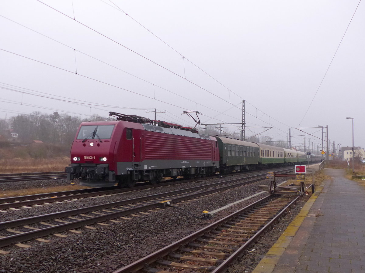 Am 13.01.2018 machte die PRESS einen Betriebsausflug zur Thüringer Waldbahn nach Gotha. Die PRESS 189 800-6 zog den DPE 56591 von Dresden Hbf nach Gotha und konnte in Neudietendorf fotografiert werden.