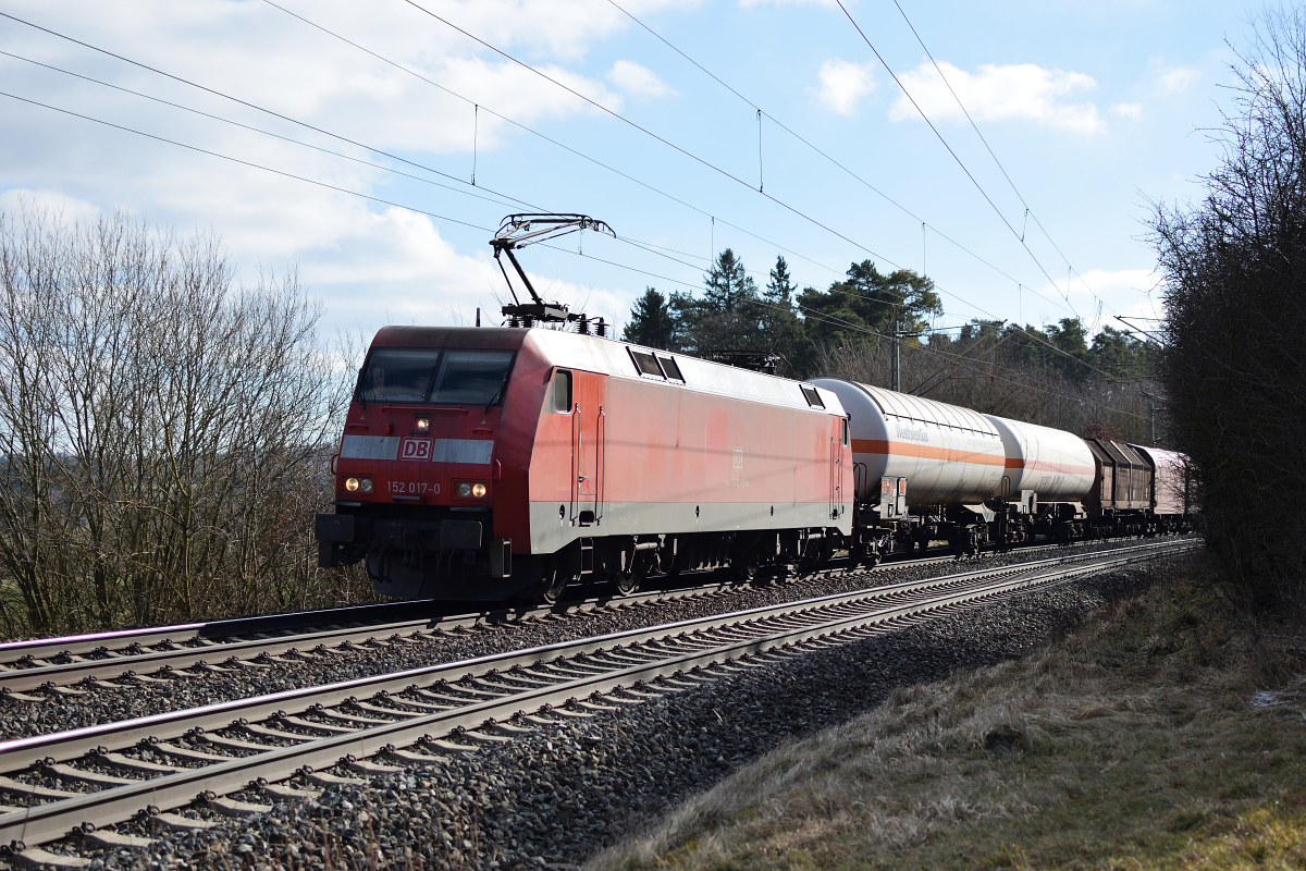 Am 13.02.2018 fährt 152 017 mit einem gemischten Güterzug durch Westerstetten Richtung Stuttgart.