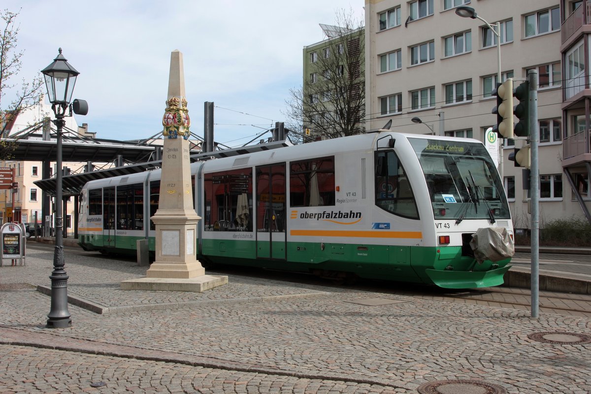 Am 13.04.2016 steht der, mit Oberpfalzbahn beschriftete, VT43 bereit zur Abfahrt als VBG81109 nach Bad Brambach in der Hst. Zwickau Zentrum