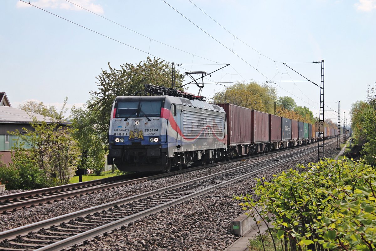 Am 13.04.2017 bespannte MRCE/ERSR ES 64 F4-212 (189 212-4)  Linked by Rail  den DGS 40030 (Melzo Scalo - Rotterdam Waalhaven) als letzte ERS-Lok von der Schweizer Grenze bis zum Zielbahnhof, als sie südlich von Heitersheim durchs Rheintal fuhr.