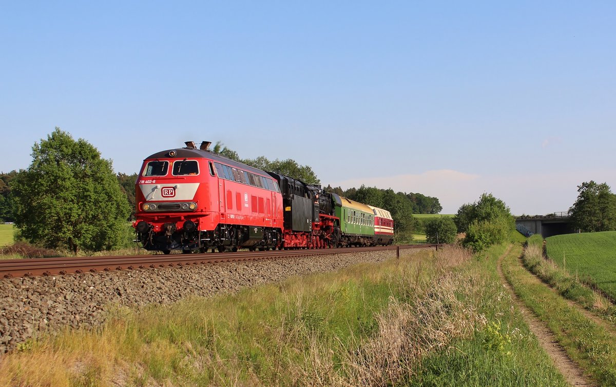 Am 13.05.18 überführte die 218 402-6 (Railsystems RP) in ihrer neuen Lackierung die 44 0093-3 und 118 005-8 (Fördervereins Bahnbetriebswerk Arnstadt / historisch e.V.) von den Schwarzenberger Eisenbahntagen zurück nach Arnstadt. Hier ist die Fuhre bei Hermsdorf zu sehen. 
