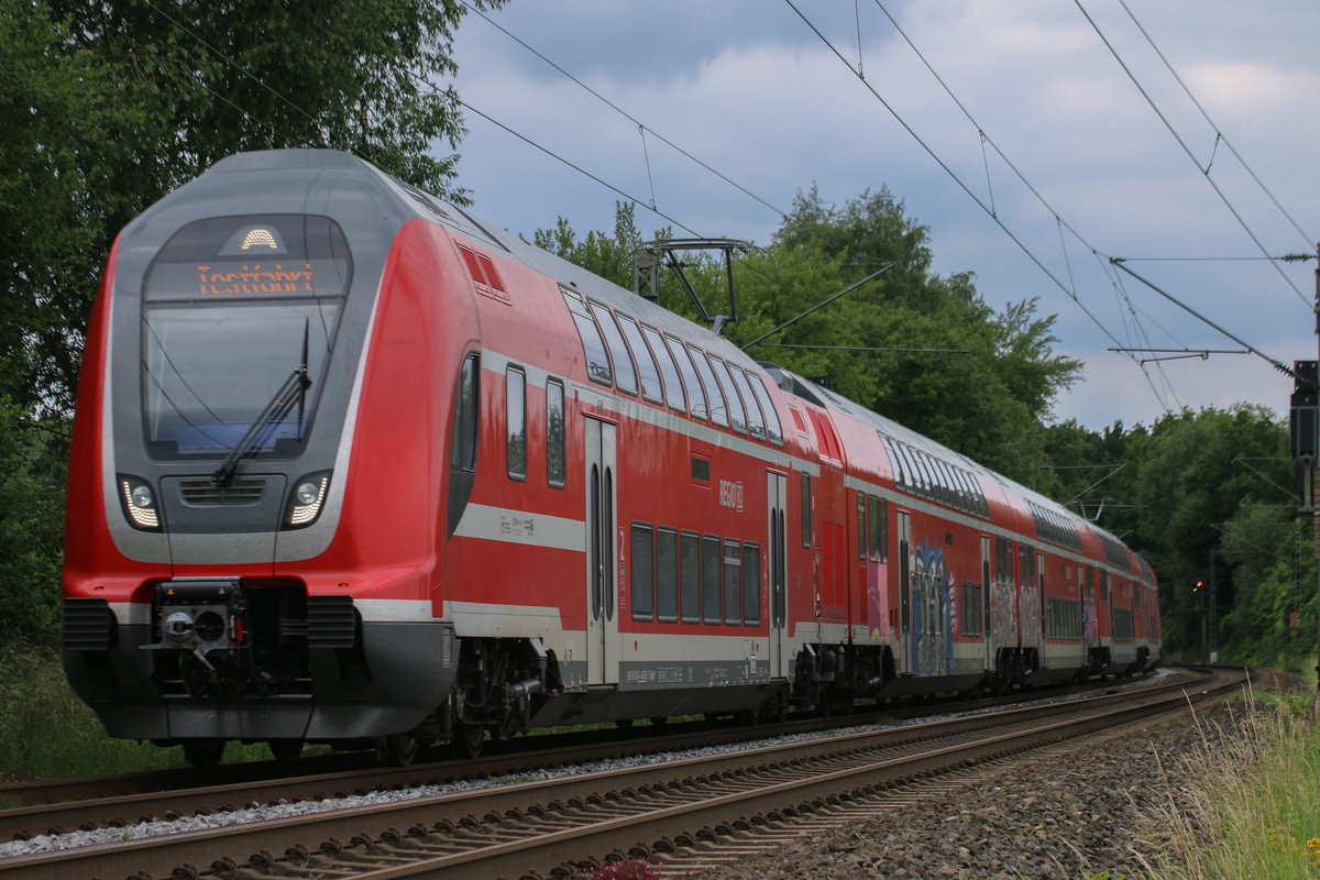 Am 13.06.2017 konnte ich 445 005 als führenden Triebkopf mit 3 Mittelwagen und 445 039 als 2. Triebkopf in Langerwehe beim Gut Merberich in Richtung Hamm fotografieren. Diese Testfahrt macht 5 Tage lang Testfahrten auf der Strecke des RE1 von Hamm nach Aachen