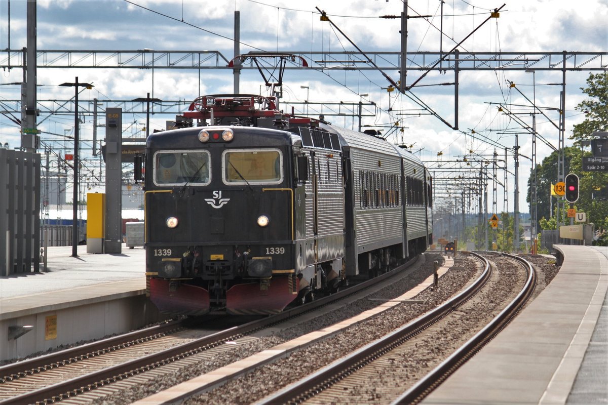 Am 13.07.2017 erreicht Rc5 Nr.1339 mit IC16 nach Falun den Bahnhof Uppsala C.