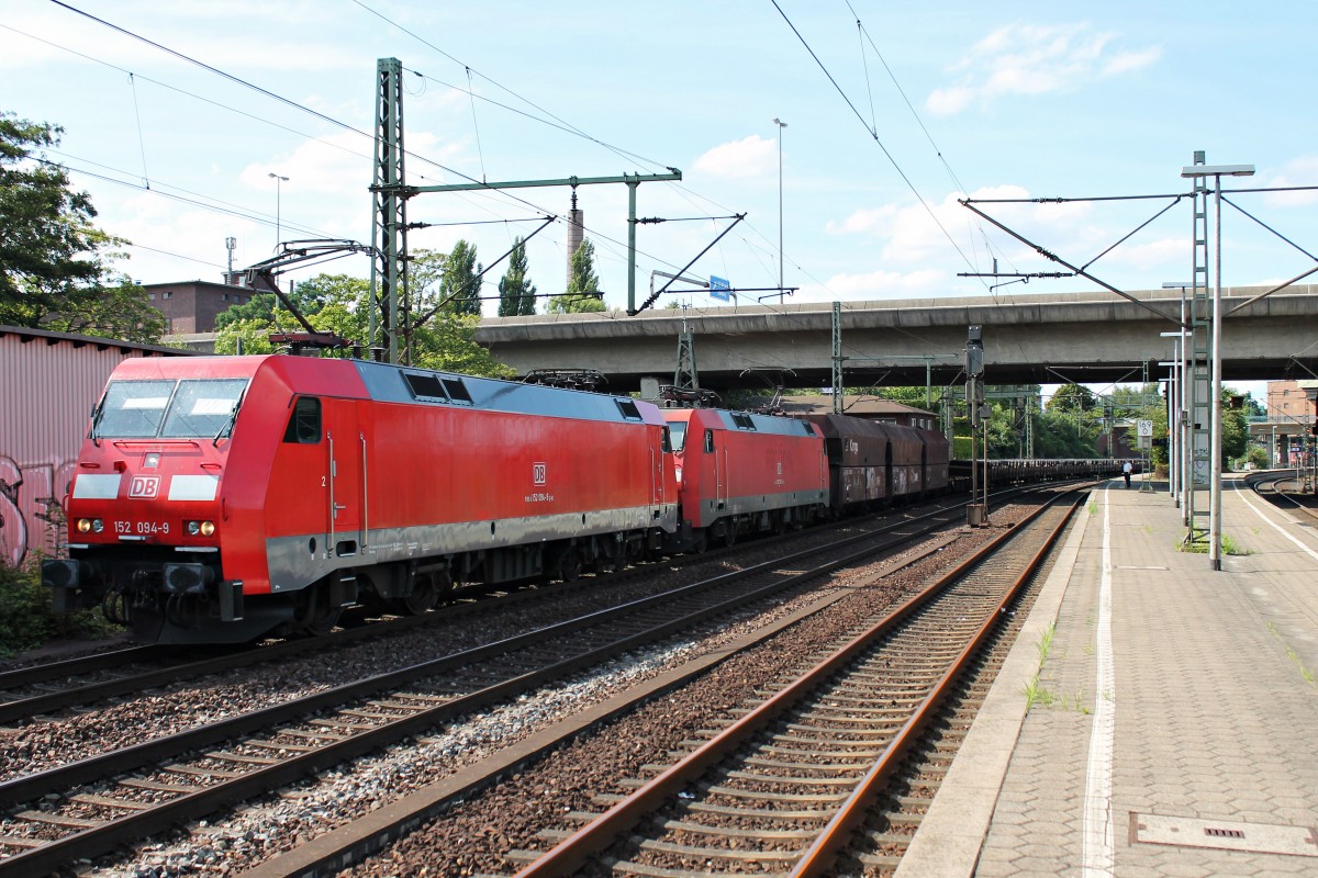 Am 13.08.2014 fuhr 152 094-9 zusammen mit 152 152-5 und einem gemischten Güterzug durch Harburg gen Maschen.