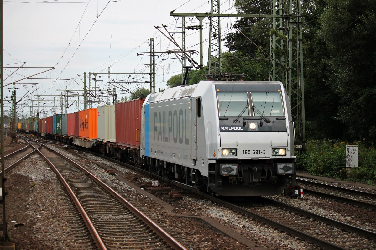 Am 13.08.2014 fuhr METRANS 185 691-3 mit einem Kistenzug in Richtung Hamburger Hafen durch Hamburg Harburg.
