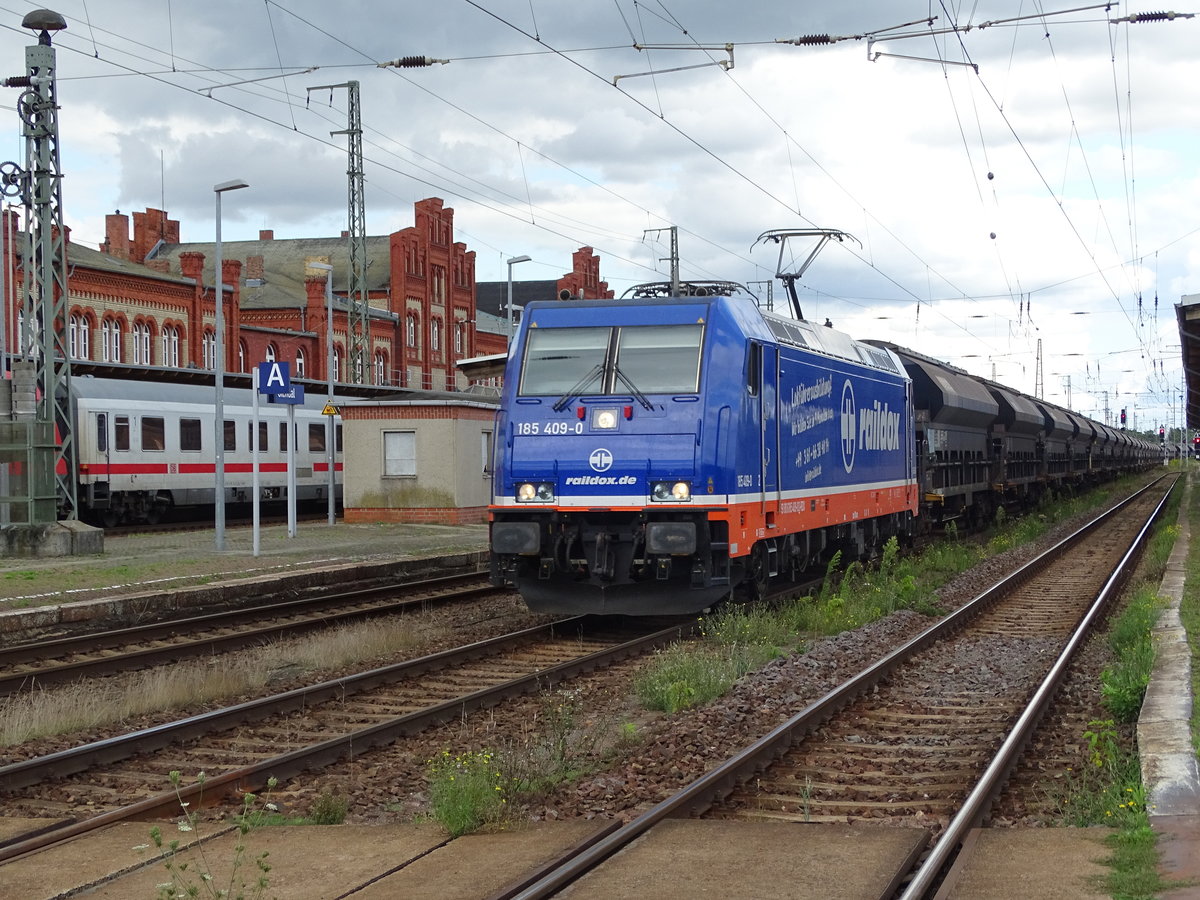 Am 13.08.2017 kam die 185 409 mit dem Düngemittelzug für Poppendorf aus Richtung Magdeburg nach Stendal und fuhr weiter Richtung Wittenberge.