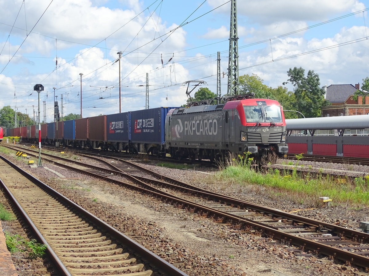 Am 13.08.2017 kam die 193 501 mit ihrem Containerzug aus Richtung Magdeburg nach Stendal und fuhr weiter Richtung Hannover.