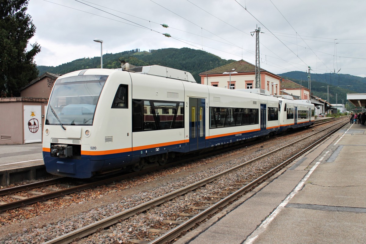 Am 13.09.2014 stand OSB 520 (650 582-9) zusammen mit OSB 650 580-3 auf Gleis 1 im Bahnhof von Hausach und warten auf die Ausfahrt.