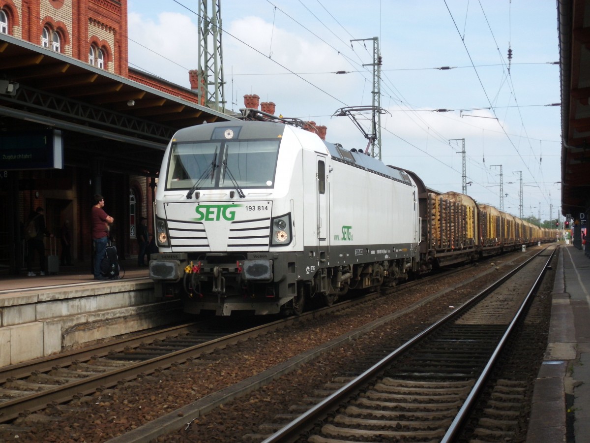 Am 13.09.2015 kam 193 814 mit einem Holzzug aus Berlin nach Stendal und fuhr weiter in Richtung Wittenberge. 