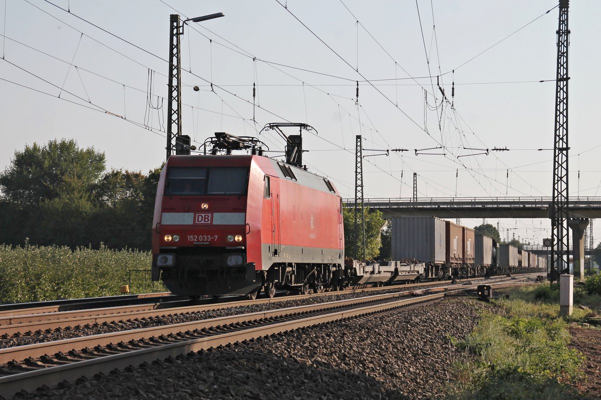 Am 13.09.2016 bespannte 152 033-7 einen KLV, als sie bei Müllheim (Baden) auf der KBS  703 in Richtung Freiburg (Breisgau) fuhr.