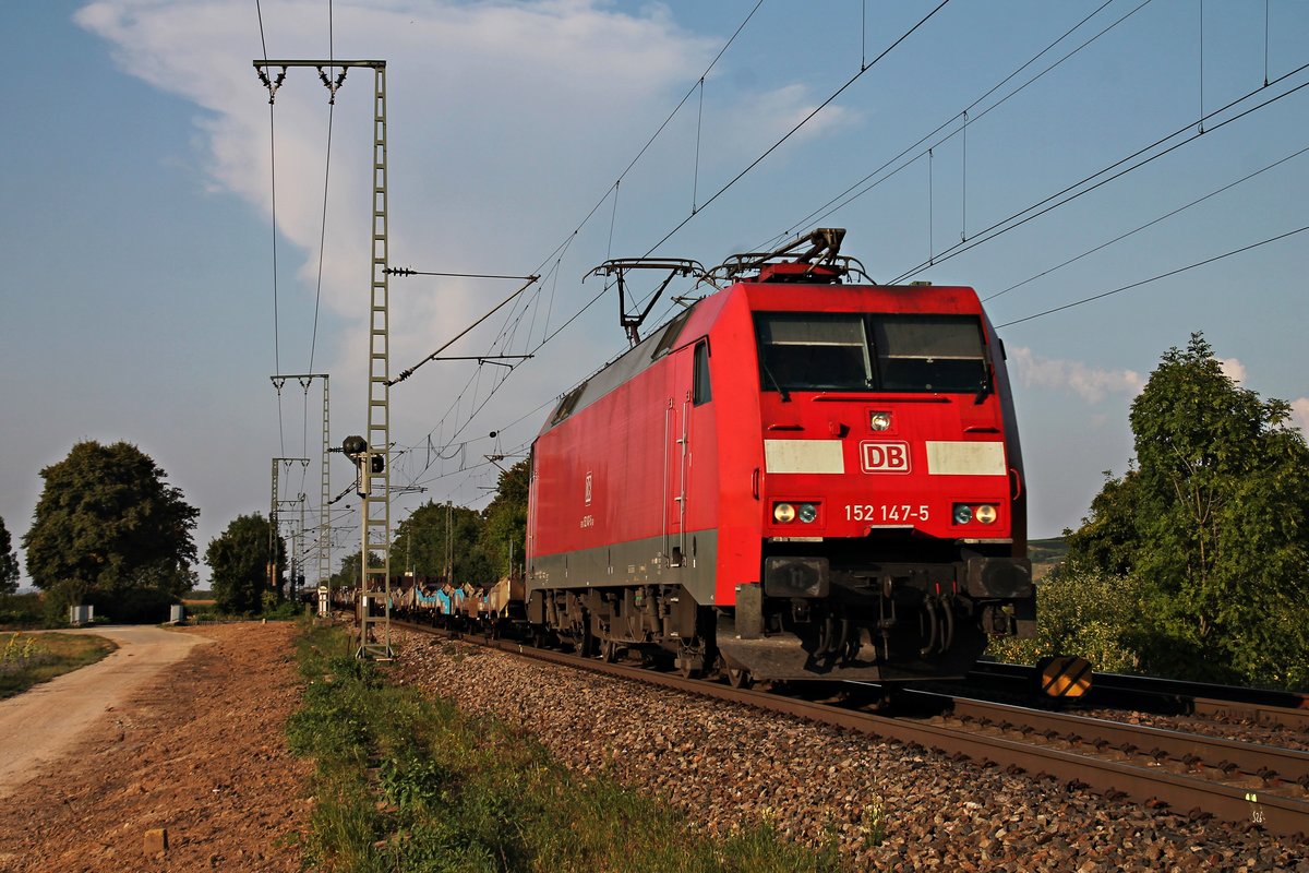 Am 13.09.2016 bespannte 152 147-5 einen leeren Autozug (Lahr (Schwarzw) - Alessandria), als sie bei Müllheim (Baden) in Richtung Schweizer Grenze fuhr.