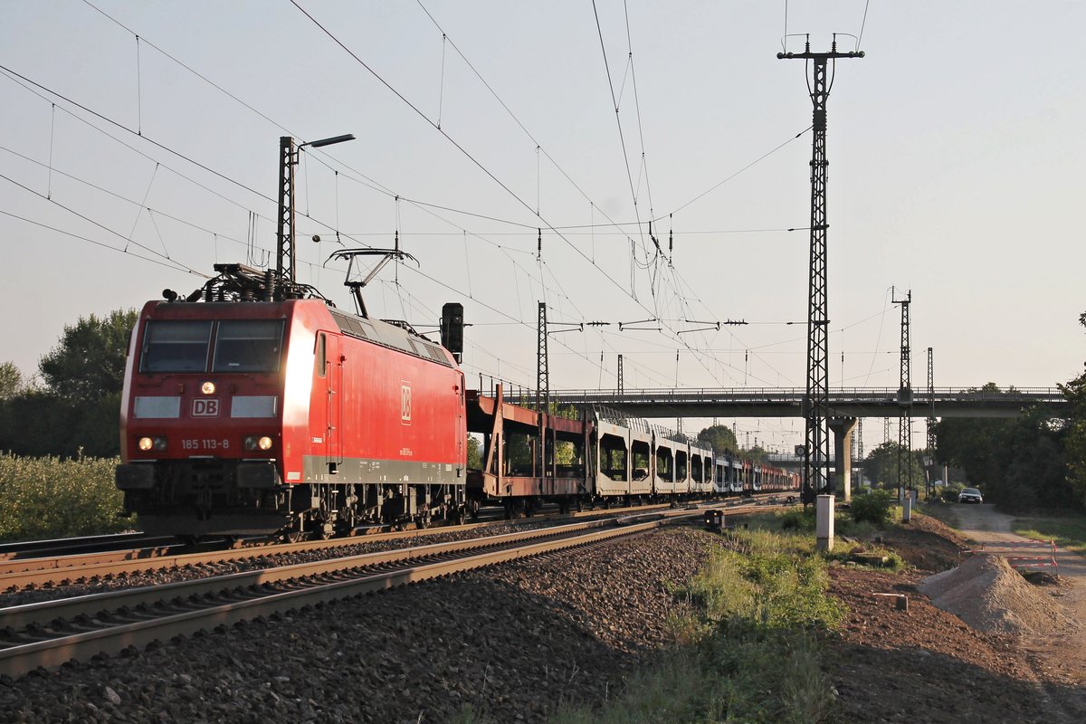 Am 13.09.2016 bespannte die 185 113-8 einen leeren Autozug, als sie bei Müllheim (Baden) in Richtung Norden fuhr.