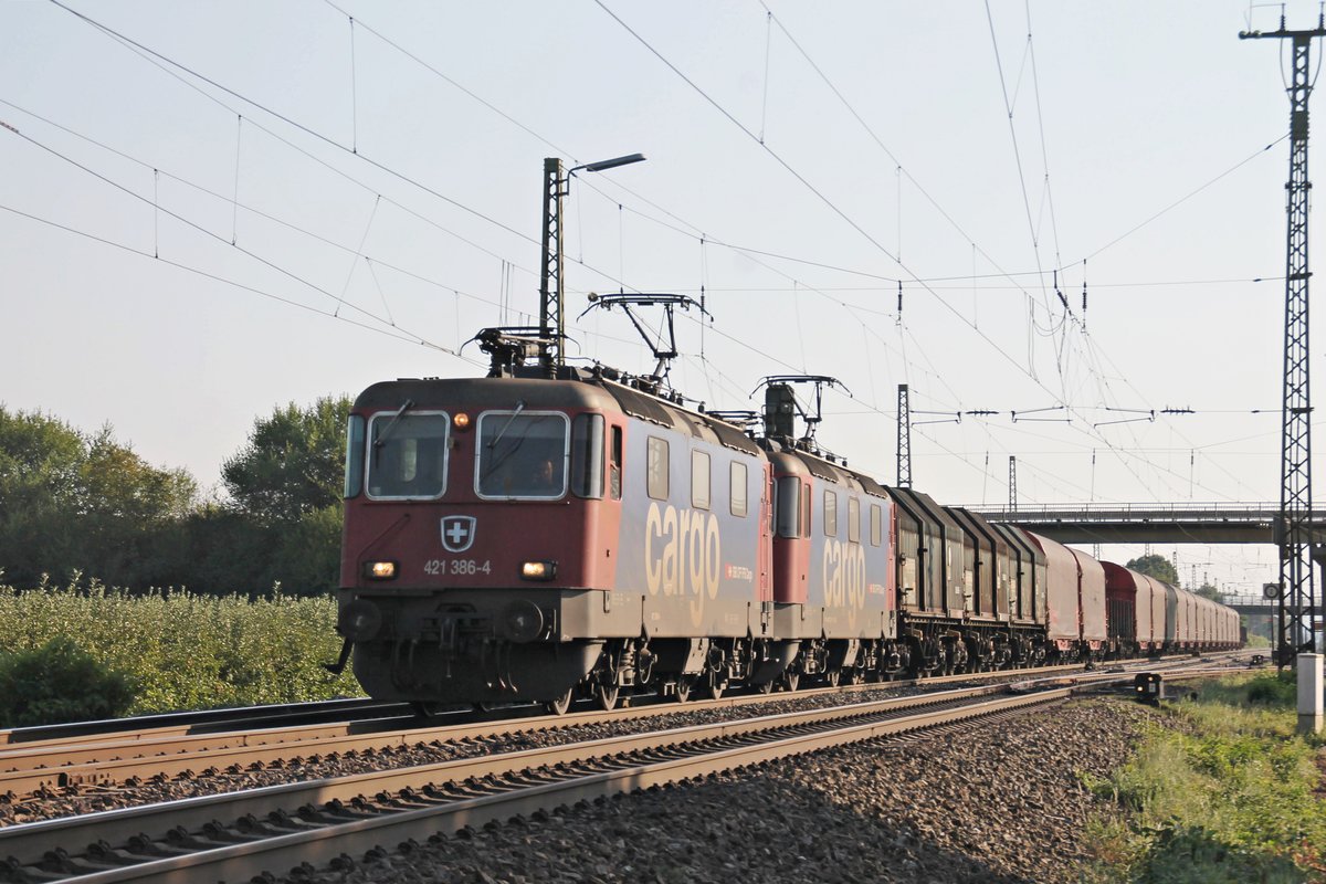 Am 13.09.2016 bespannte Re 421 386-4 zusammen mit Re 421 372-4 den DGS 48620 (Sierre - Göttingen Gbf), als sie bei Müllheim (Baden) in Richtung Freiburg im Breisgau fuhren.