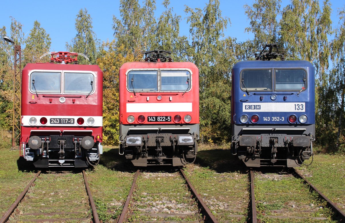 Am 13.10.18 fand in Weimar bei TEV (Thüringer Eisenbahnverein) ein Eisenbahnfest zum Saisonausklang statt.
Hier zu sehen 243 117-9 (TEV), 143 882-5 (EBS) und 143 352-3 (RBH).