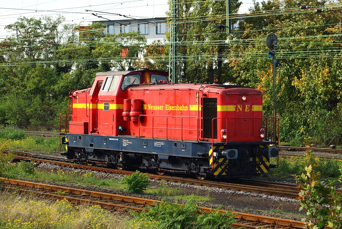 Am 13.10.2013 fährt die 1965 von Deutz gebaute DG 1000 BBM der Neusser Eisenbahn noch mit der ursprünglichen Lok-Nummer IV durch den Neusser Hauptbahnhof