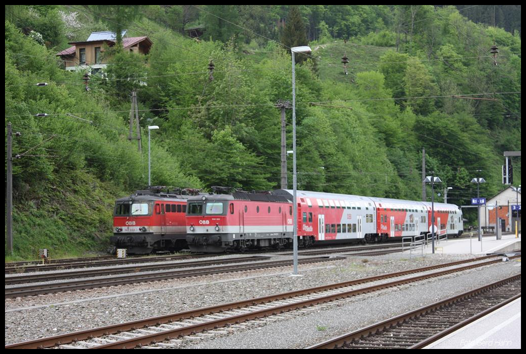 Am 13.5.2017 standen 1142.686 und 1144.233 mit ihren Zuggarnituren im Abstellbereich des Bahnhofs Kleinreifling.