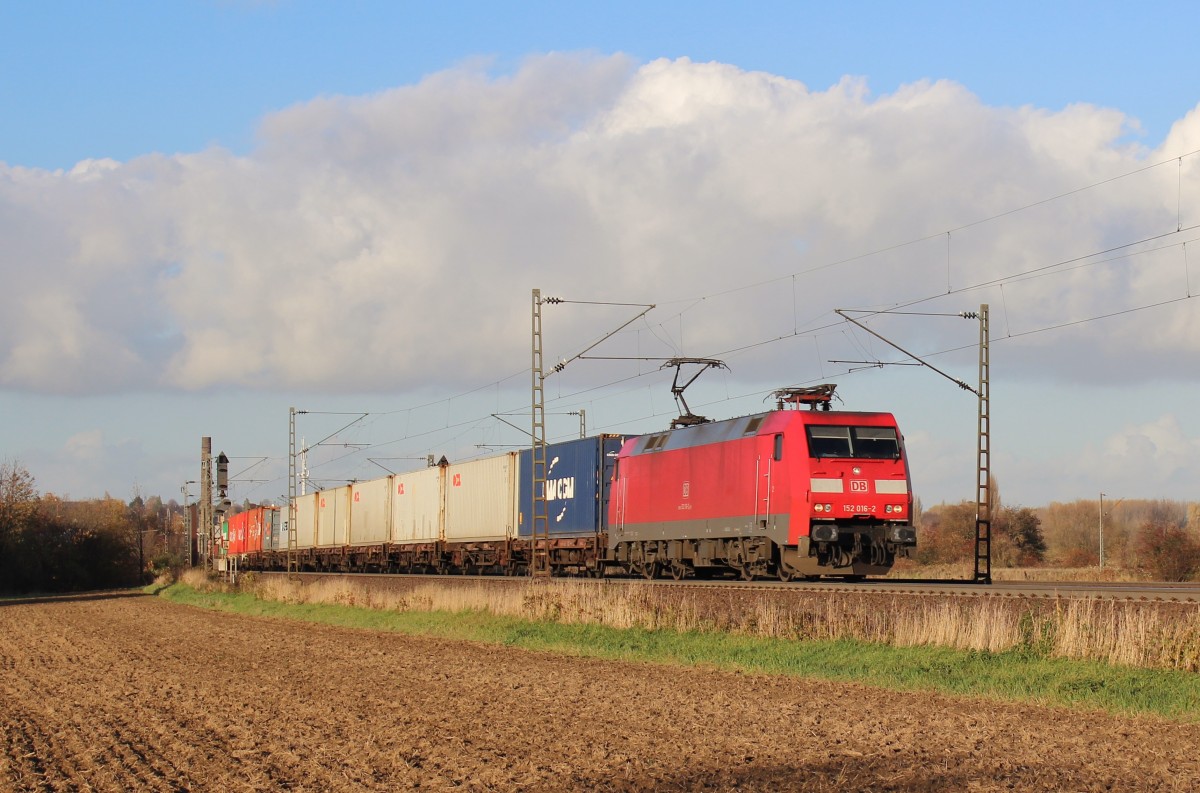 Am 13.November 2013 war DBSR 152 016 mit einem Containerzug bei Elze(Han) auf dem Weg Richtung Sden.