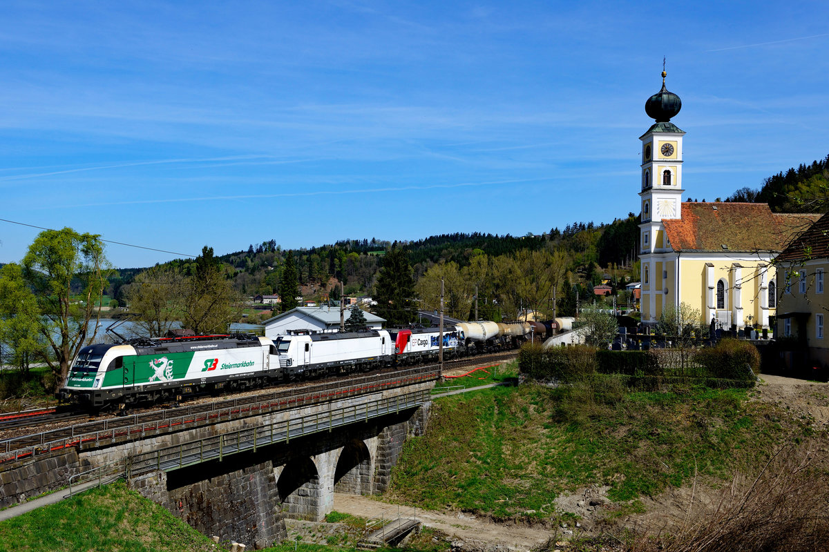 Am 14. April 2018 konnte ich in Wernstein diese interessante Leistung ablichten: Die 1216.960 der Steiermarkbahn brachte den SGAG 95109 von Passau nach Hegyeshalom und überführte dabei auch die für die SETG fahrende 193 247 und die 193 823 von EP Cargo. 