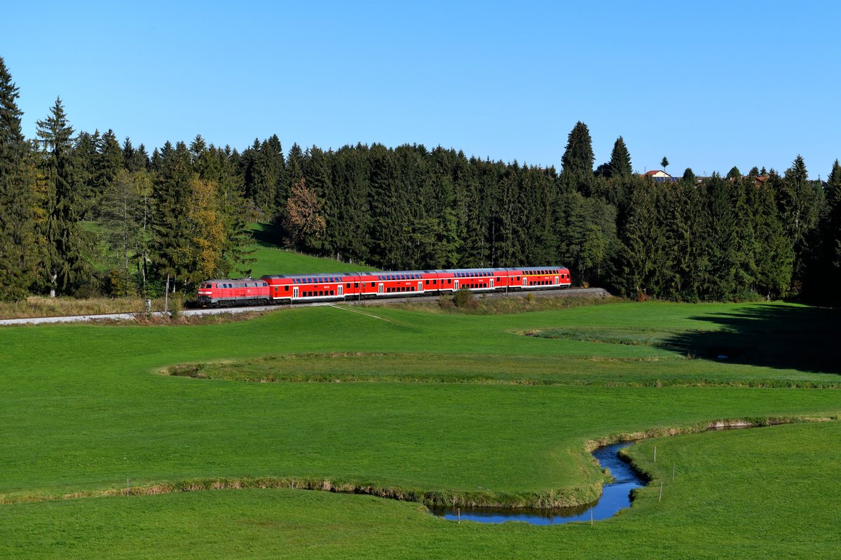 Am 14. Oktober 2018 schob 218 446 den RE 57507 von Füssen nach München HBF. Bei Hörmatzen passierte der Zug den Lengenwanger Mühlbach. Nächster Halt war dann nach Passieren des Wäldchens Lengenwang. 