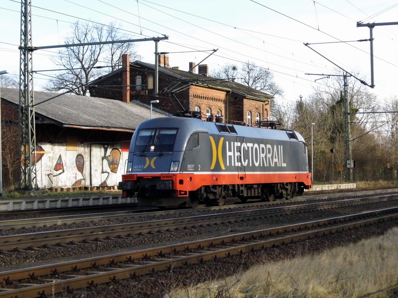 Am 14.01.2015 kam die 242.517  von der Hector Rail AB. aus Richtung Magdeburg nach Niederndodeleben und fuhr weiter in Richtung Braunschweig .