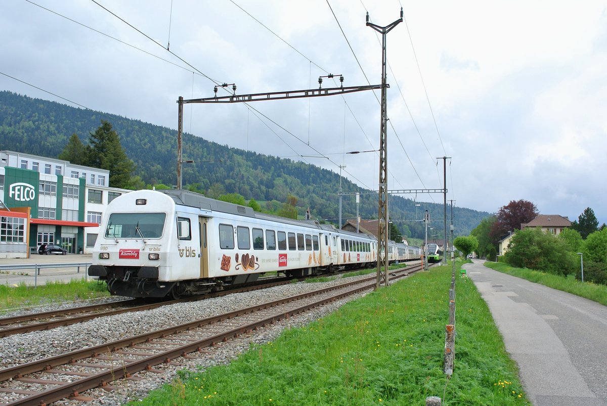 Am 14.05.2016 verkehrte der Kambly Pendel ausnahmsweise auf der RE Linie Bern-La Chaux-de-Fonds statt auf seiner Stammstrecke Bern-Luzern. RE 3921 mit dem Bt 50 85 80-35 990-1 im Bahnhof Les Geneveys-sur-Coffrane, hier noch mit einem lteren Fahrleitngsmasten. 

