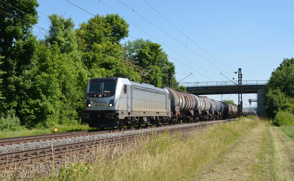 Am 14.06.17 führte 187 073 der Rheincargo einen Kesselwagenzug durch Thüngersheim Richtung Gemünden.