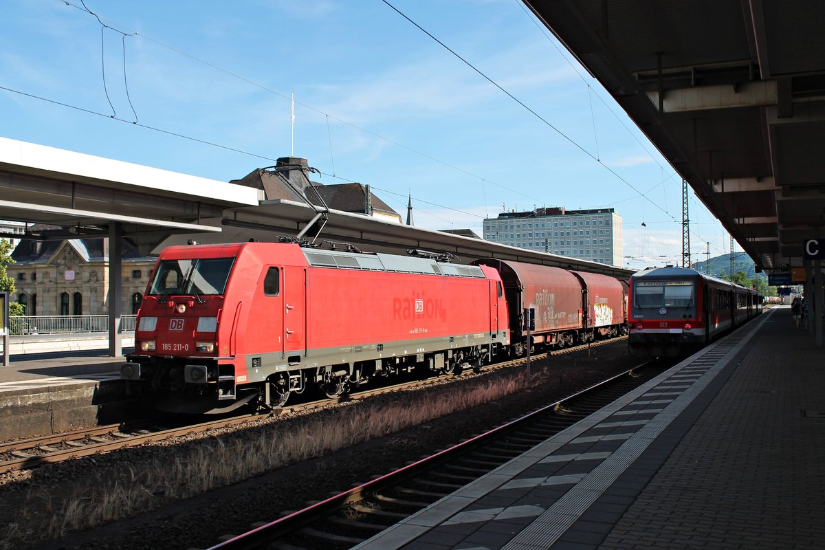 Am 14.06.2015 fuhr 185 211-0 mit einem langen gemischten Güterzug durch den Hauptbahnhof von Koblenz in Richtung Norden.